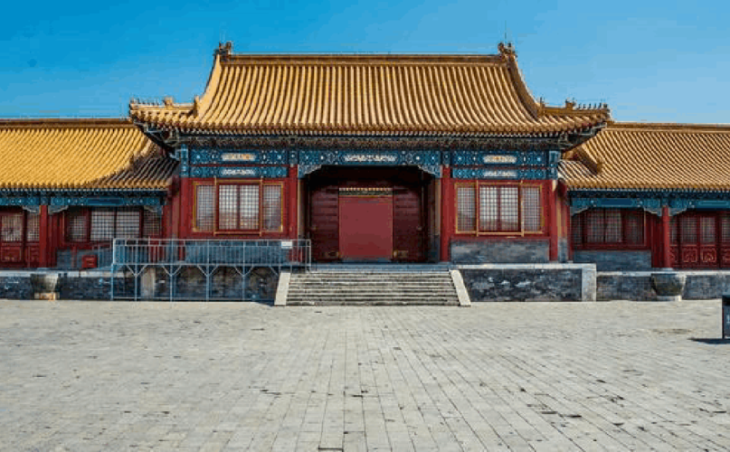 日精门是乾清宫院落的东门,是乾清宫前庭出入的主要 门户之一,通东六