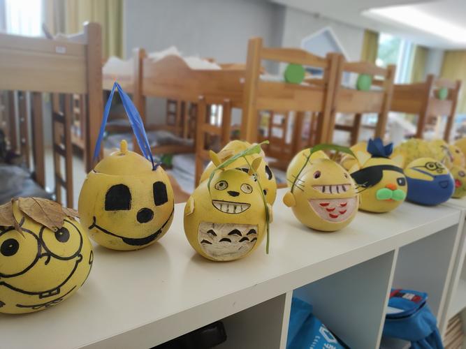 篇章四:亲子制作—柚子大变身 利用周末时光家长们和宝贝一起制作柚子