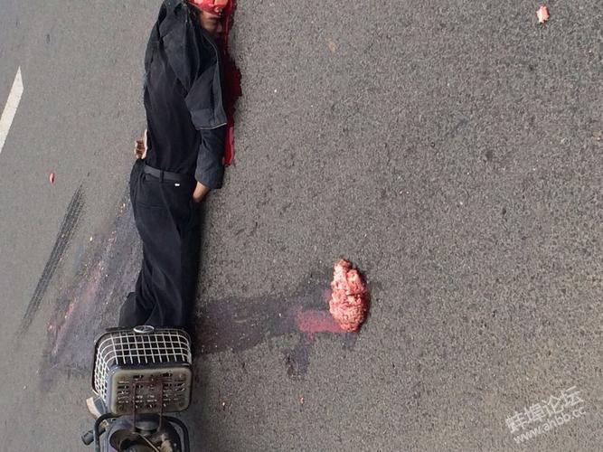 拉丝桥发生一场血腥的车祸,被爆头了.