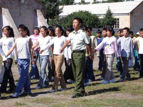 向南林带领学生认真军训