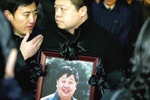 现场,马季的儿子马东,与马季的徒弟姜昆,赵炎