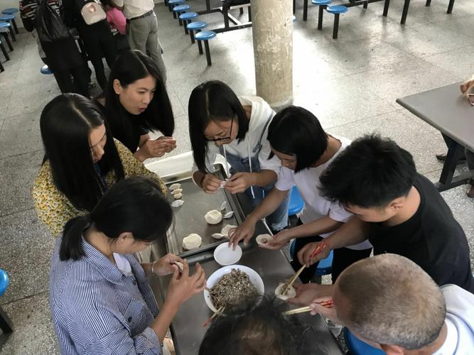"巧手包饺子,温暖大家庭"——五斗江中心小学举行喜迎教师节包饺子