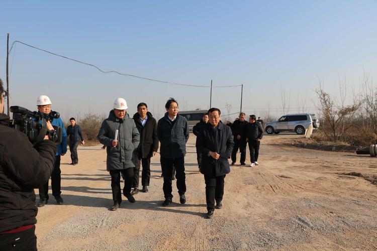 祁县县长冯耀黎,晋中公路分局局长张惠民视察国道208线新建工程