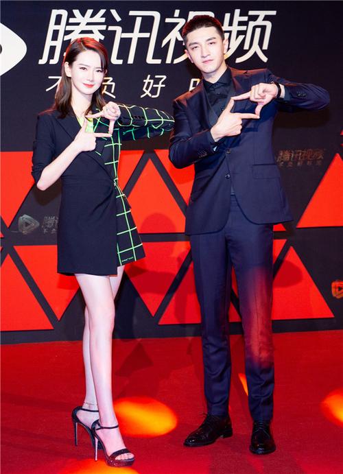 才知金瀚有多瘦,都穿"钢笔裤"了,腿还跟戚薇的相差无几!