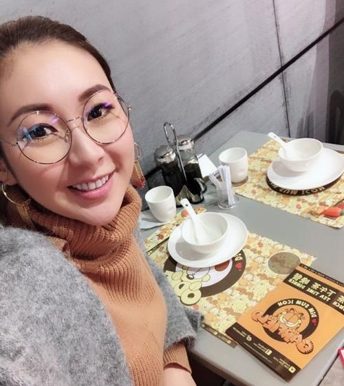 她是tvb的新晋八婆,长腿索女,承认整容隆胸,如今.