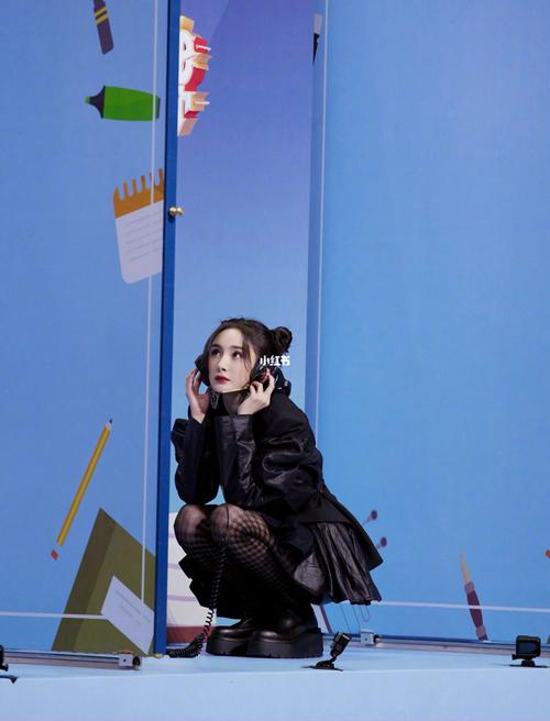 今晚杨幂携刺杀小说家剧组现身综艺《王牌对王牌》,双丸子哪吒头搭配