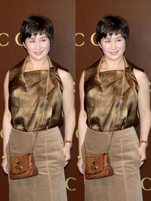 赌王女儿真是自带气场何超琼虽然脸上有点皱纹但真挺有韵味