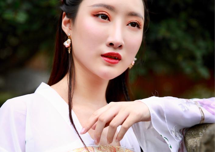 巧笑倩兮,美目盼兮