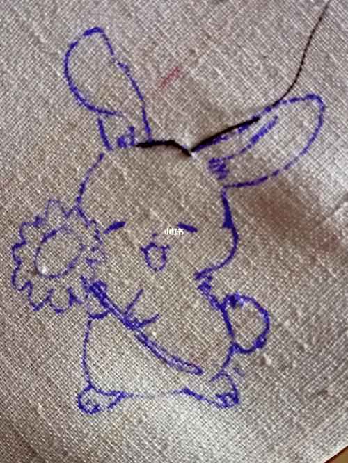 简单可爱小兔子刺绣_刺绣_兔子_手工制作_diy_胸针_diy手工刺绣_兴趣