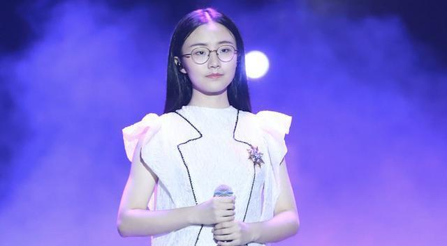 曾跟周深合唱《大鱼》的郭沁,如今变美了,可大家为何不喜欢了?