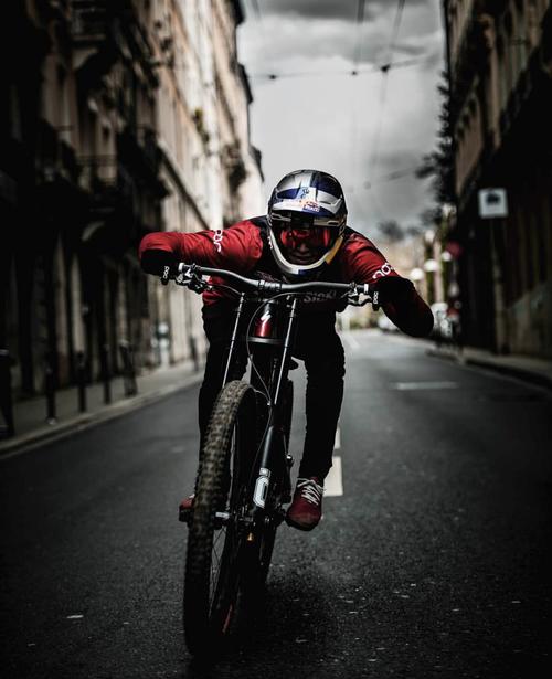 时刻告诉自己是要成为速降选手的车手