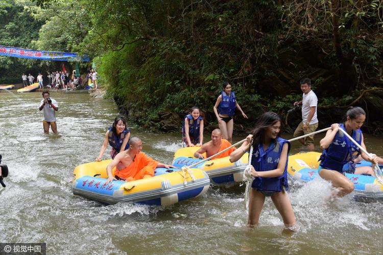 武僧手把手带泳装漂流美女水中练功 场面不堪入目(图)