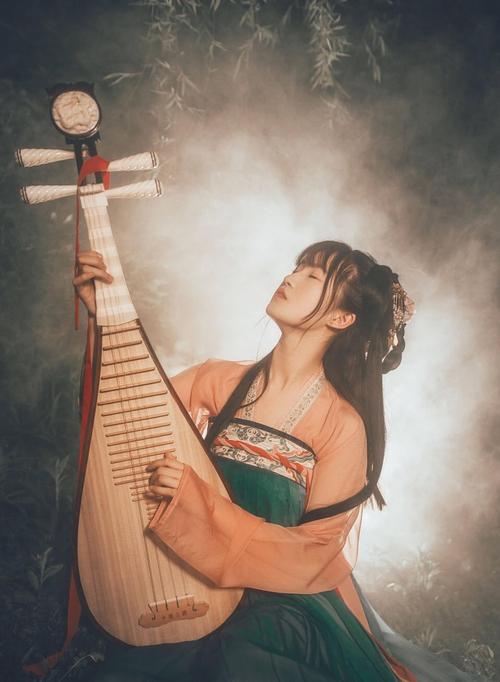 夜色中的古装小姐姐,怀抱琵琶