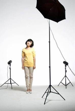 如下图,一般情况下,背景是平面单色背景和平面具象背景,这时主光的光