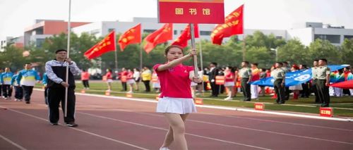 运动会举牌正确姿势