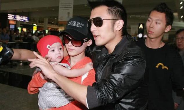 原创张柏芝第三胎生父终出面,真的是他,在街边的照顾儿子