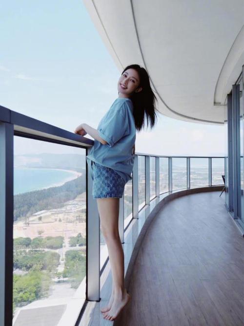 张俪海边度假私服上线,t恤配短裤光着脚妥妥的少女范儿,腿又长又直