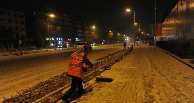 山东一环卫工雪天路边死亡,网友:不能给他们涨工资,为啥?
