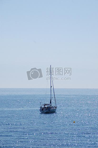 海洋中的一艘小船
