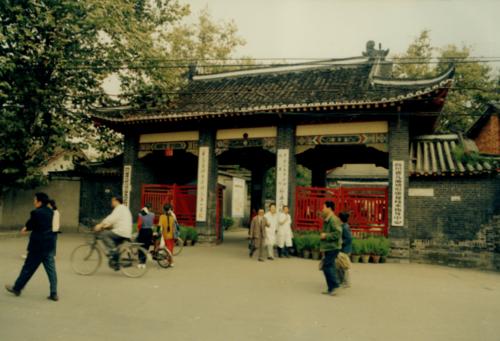 这里说的"门",就是指隐在国学巷深处的四川大学华西医院黉门.