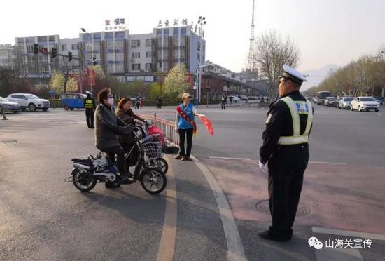 实现文明交通常态化,山海关区创城办,区文明办,区交警六大队联合启动