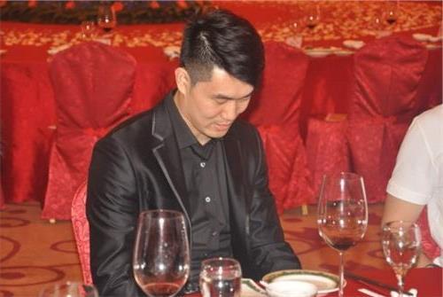 广东宏远老板陈海涛老婆和儿子简介背景(照片-原来以前就性感)