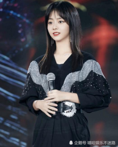 妈妈去世11个月的谭松韵成啥样?留长发成"锥子脸",少了灵气