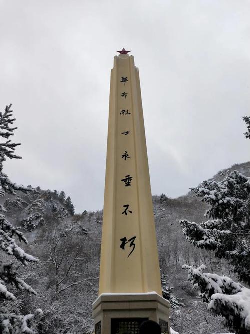 我校组织学生赴兴隆山烈士墓园开展清明祭扫活动