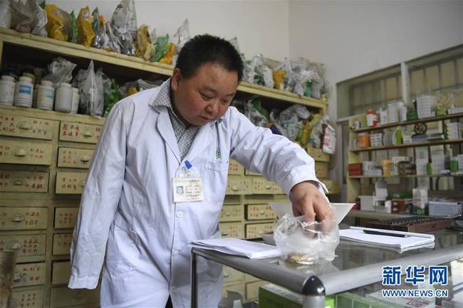 何永清:行走在秦岭深山里的"独臂村医"
