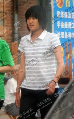 经过搜狐娱乐两天探访,满文军前妻高晓莹,18岁女儿高晶,现任富