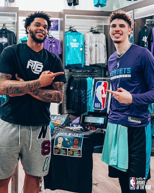 黄蜂官推晒拉梅洛鲍尔领奖照今天是个美好的日子