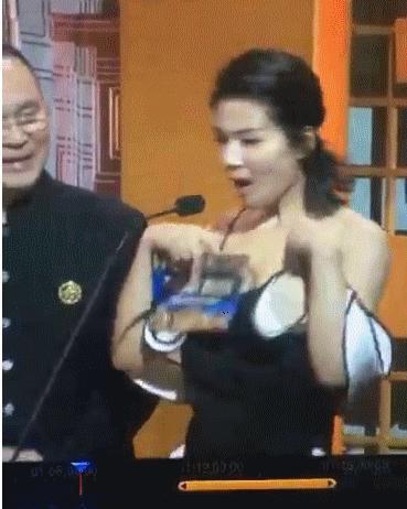 颁奖典礼刘涛肩带滑落,旁边的老头眼睛亮了