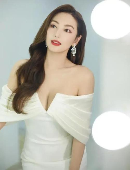 性感女神张雨绮花容月貌身姿傲人美得撩人心弦