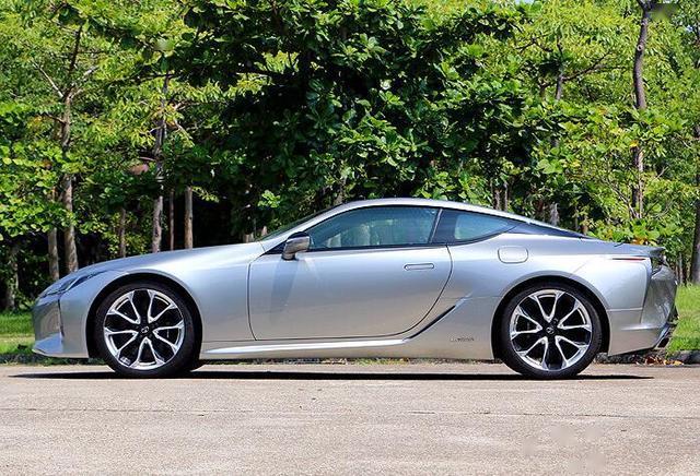 最新款雷克萨斯轿跑亮相!颜值不输宝马3系,加速比奥迪a4还凌厉