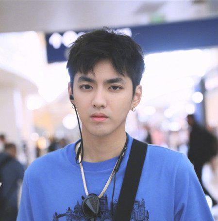 吴亦凡不梳杀马特后又帅回来了!蓝色运动装配格子衬衫