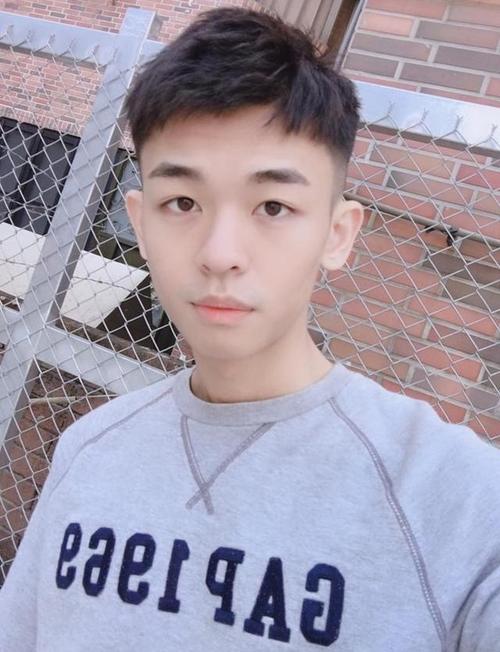 男生留"锅盖头"真的很幼稚,这4款潮流发型才够帅气,值得一剪