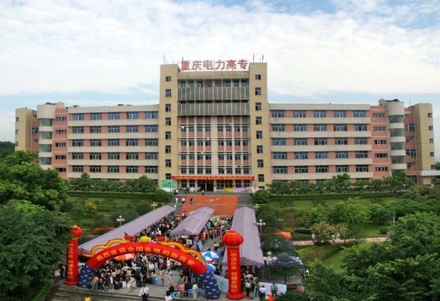 重庆潼南第一所大学正式落户,占地1200亩,在校学生12000余人
