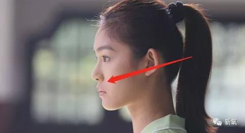 侧面看,她的鼻基底比较低,显得稍稍有些凸嘴,表现在气质上,就会有些清