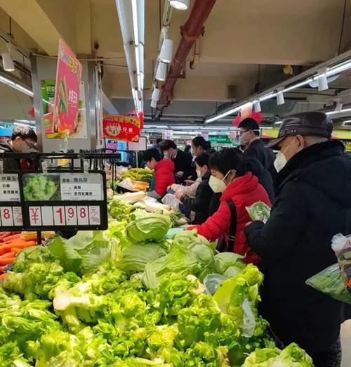 汇通超市排队买菜的市民