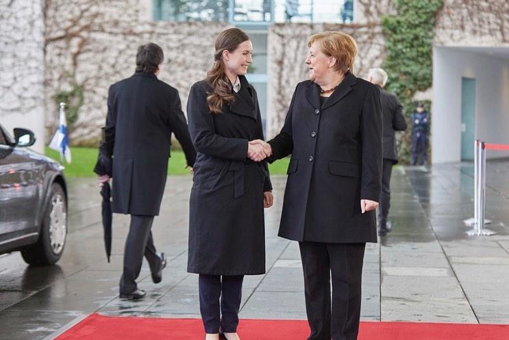 34岁芬兰女总理与默克尔会面,二人气场十足,罕见扎马尾清新爽朗