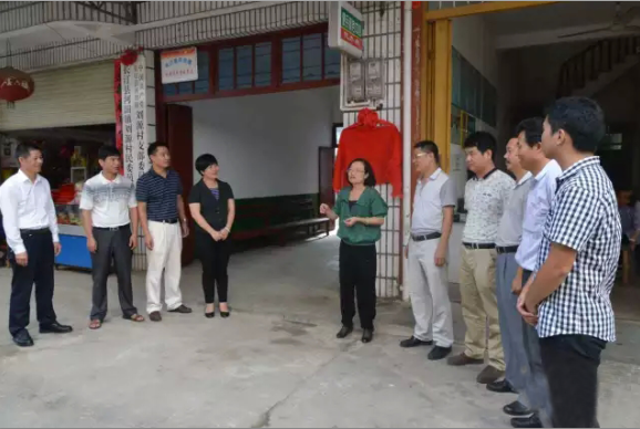 长汀网讯 9月24日,县委常委,组织部长吕莉到河田镇刘源村,为全县