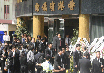 霍英东追悼会昨日举行 董建华等十人扶灵