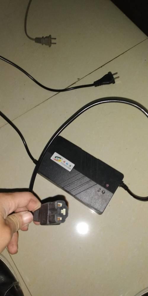 请问电动车充电器输出端哪个是正极哪个是负极 正负极就这个角度看