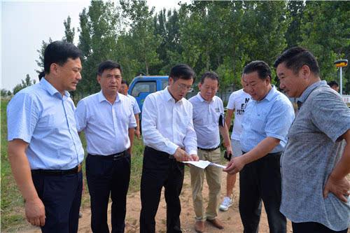 县长马同和深入到逻岗镇天浚牧业项目工地现场办公