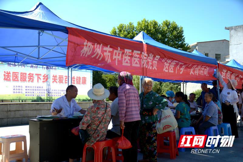 谭毅)7月22日,郴州市"送医服务下乡,关爱百姓健康"宣传咨询义诊活动在