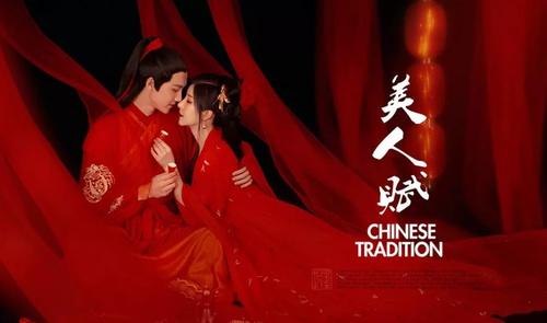 2,清新风古装婚纱照 在粉色田野里,身穿粉色旗袍的新娘手撑着伞,低头