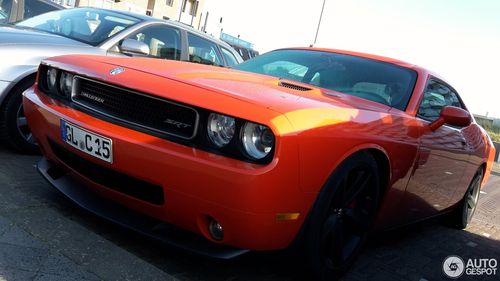 dodge challenger srt-8