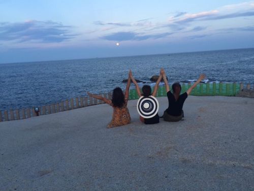 三个漂亮女人对着大海的呐喊!