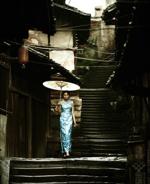 轻盈,曼妙,撑一把油纸伞.旗袍,明眸,跳跃在云水之间.