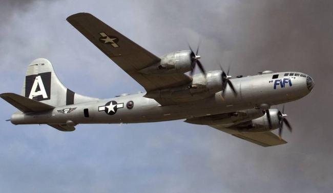 1952年我空军英雄击落一架b29轰炸机成功捍卫祖国领空